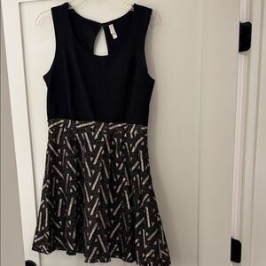 Cute Black and Gold cocktail Dress perfect for New Year’s Eve!